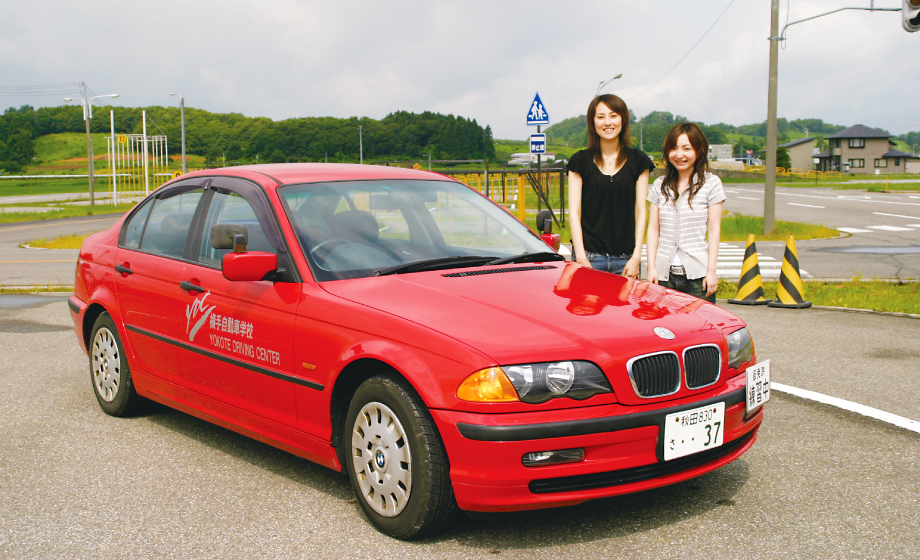 横手自動車学校の合宿免許は深紅ののBMWです