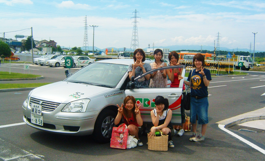 富久山自動車学校から合宿免許入校生たちの平和のサイン！