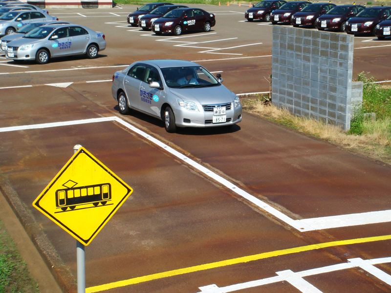 抜かりなく整備された柿崎自動車学校の教習コース。