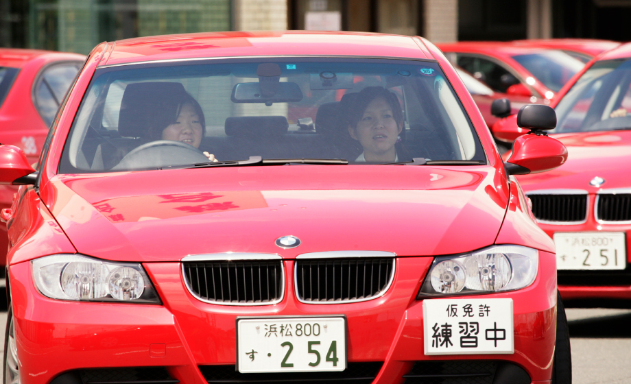 真紅のBMWで仮免許練習中