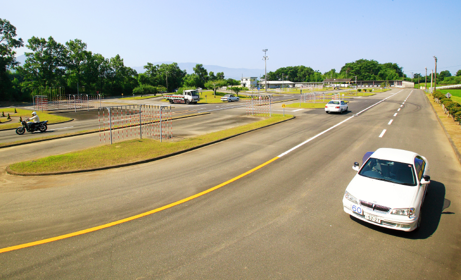 多良木自動車学園の広大なコースで合宿免許